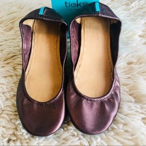 Raspberry Truffle Tieks, size 9, EEUC